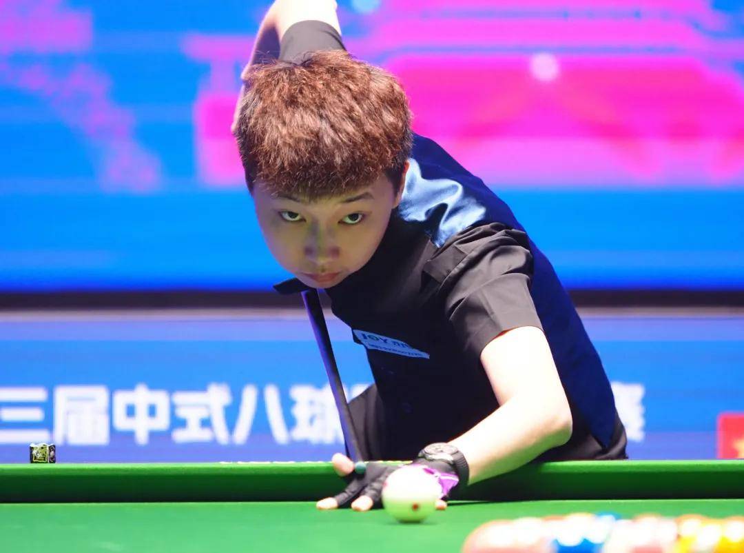 的表现显得 的表现显得