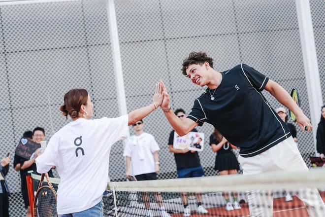 并期待他在 并期待他在